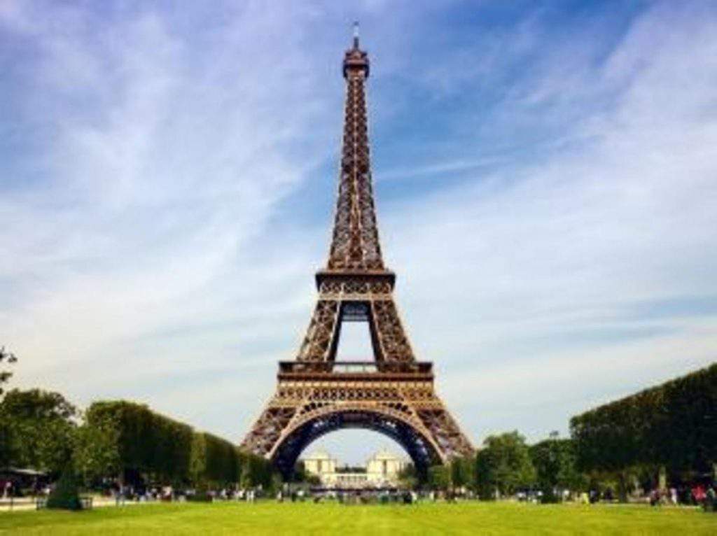 the eiffel tower in paris, the eiffel tower at night